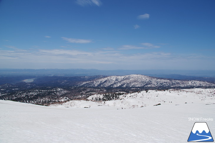 大雪山旭岳ロープウェイスキー場 残雪の北海道最高峰に今季最後のシュプールを…。